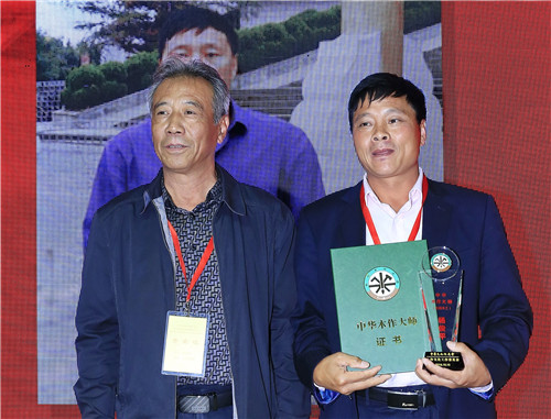 中華木工委專(zhuān)家委員會(huì)專(zhuān)家李永革(左)為楊俊平(右)頒授“中華木作大師”榮譽(yù) 中華木工委專(zhuān)家委員會(huì)專(zhuān)家李永革(左)為楊俊平(右)頒授“中華木作大師”榮譽(yù)